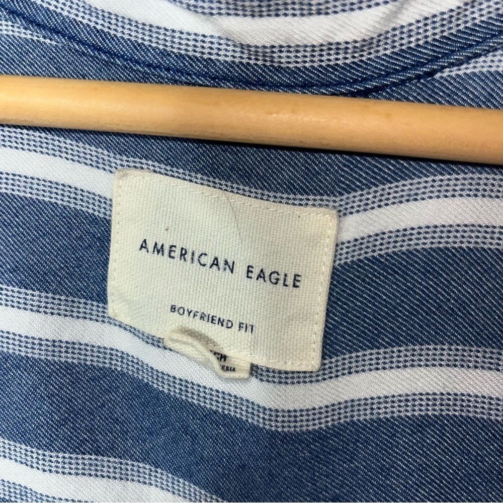 American Eagle boyfriend fit Women’s Blue Stone Wash Stripe Button Down - Picture 5 of 6